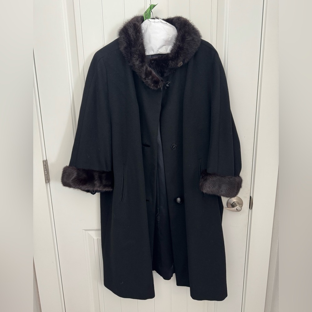 Elegant Black Coat with Fur Trim Chic Original Vintage Biarritz Black Cashmere